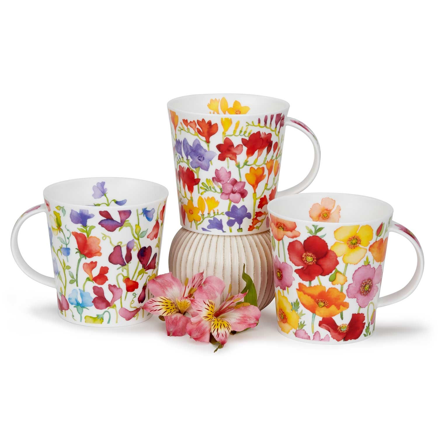 Drei weiße Porzellanbecher mit farbenfrohem Blumenmuster, arrangiert mit rosa Blüten, porzellanbecher, blumenmuster, bunte tasse, spülmaschinenfest?, set aus 3