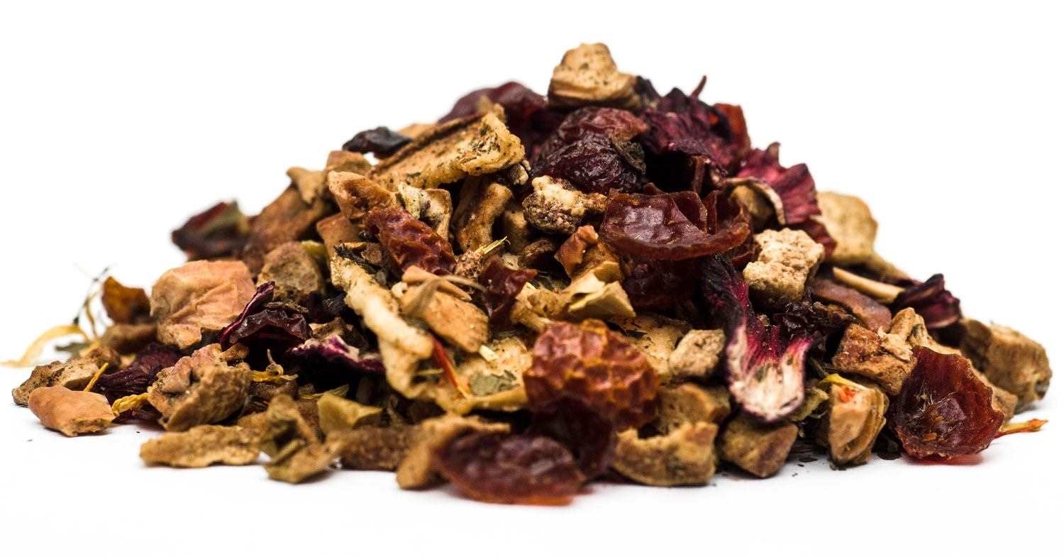 Haufen lose getrockneter Früchtetee-Mischung, Kräutertee, Kräuterzusatz, Trockenblüten, Fruchtstückchen, Rosenhippe