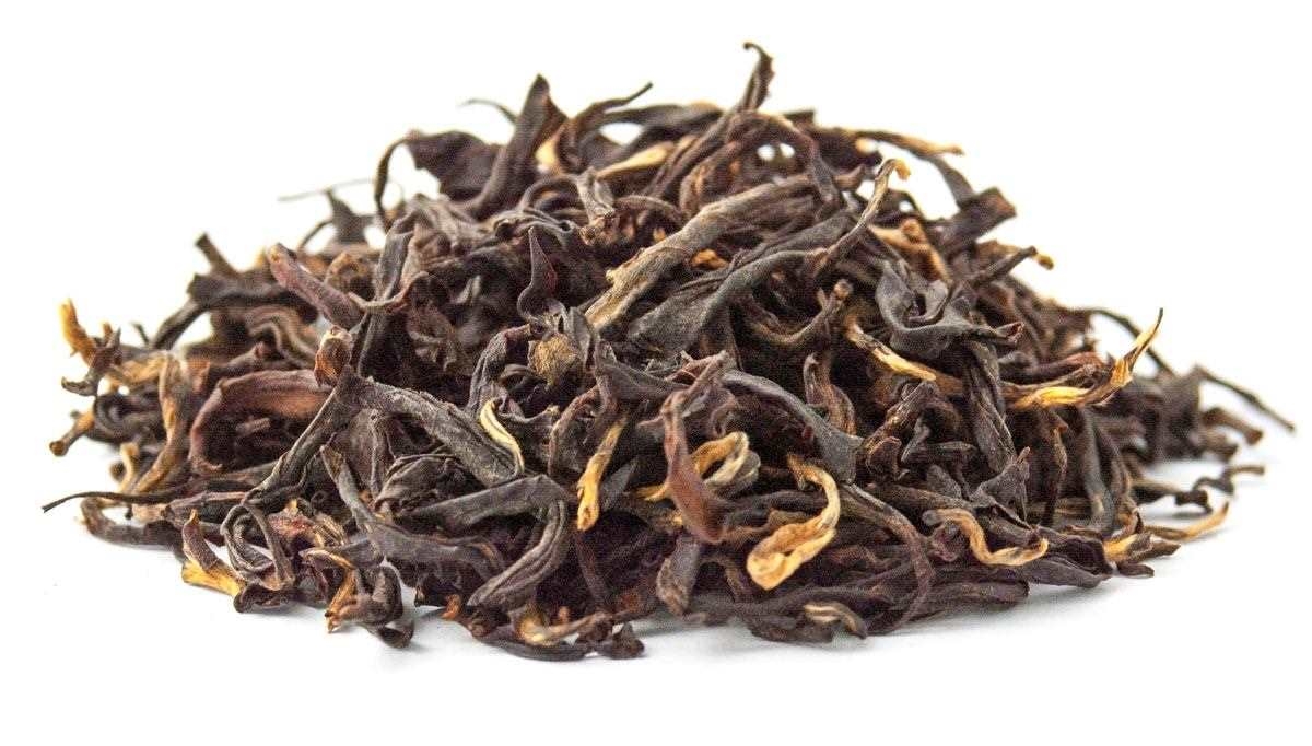 Häufchen loser schwarzer Tee auf weißem Hintergrund, Tee-Tee,  schwarzer Tee, lose Blätter, Let's avoid overfitting: The image shows black tea leaves with orange tips, Teeblätter