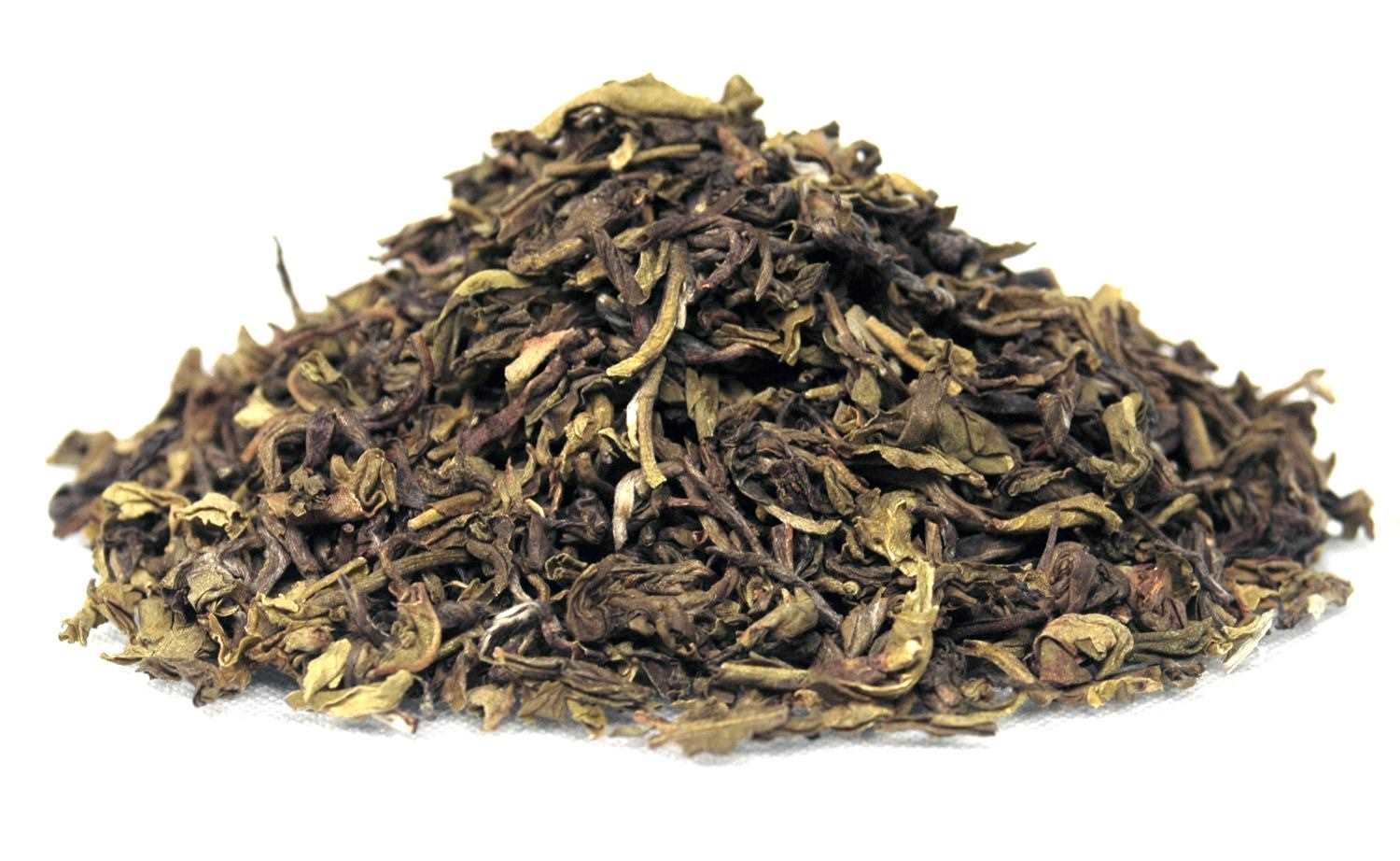 Haufen loser Oolong-Blatttee auf weißem Untergrund, Tee, Schwarztee, lose Blätter, Tee-Blätter, Pulverfrei