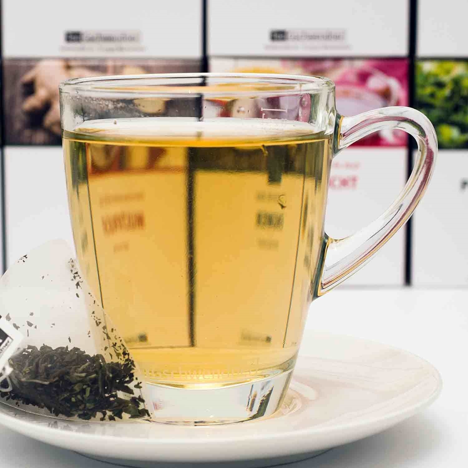 Heißer Kräutertee im Glas mit Teebeutel auf Untertasse, Teeglas, Glas, Kla, Kräutertee, Teebeutel