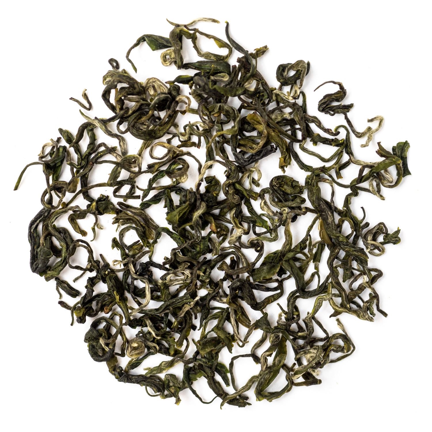Nahaufnahme von losem grünem Tee auf Weiß, Matcha, Grüner Tee, Lose Blätter, Teeblätter, Getrockneter Tee