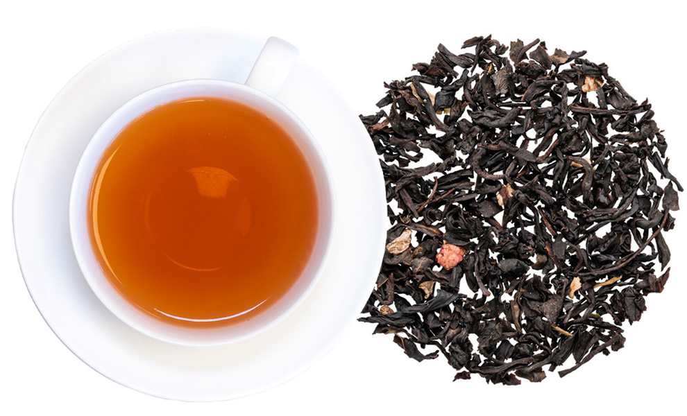Weiße Tasse mit schwarzem Tee und losen Teeblättern, Tee, Schwarztee, Kanne, Teeblätter, Teeblatt