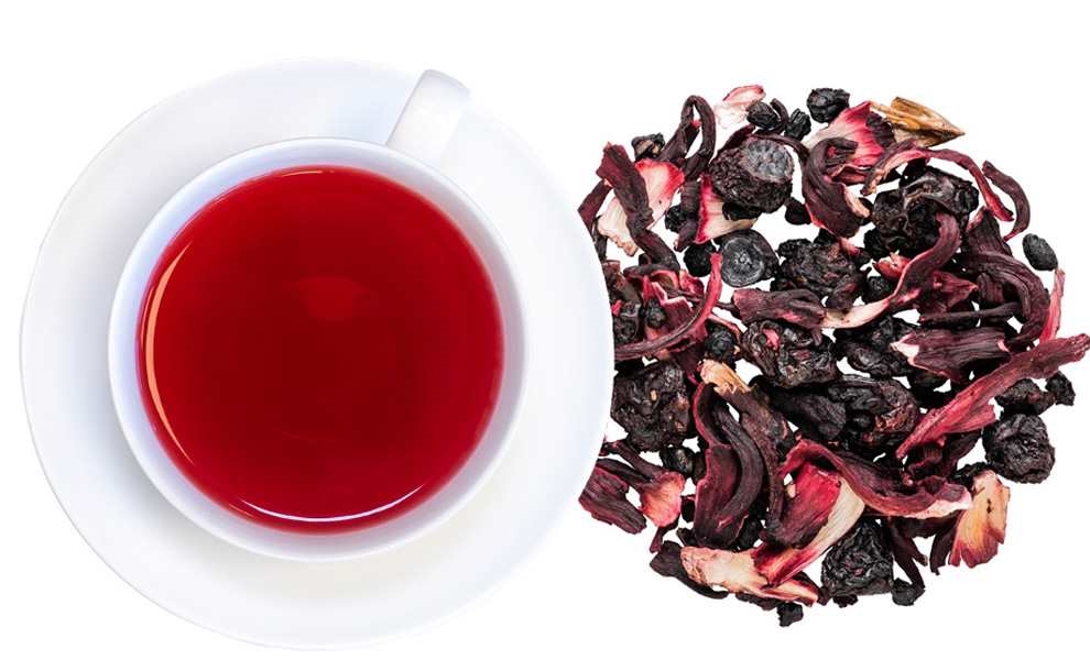 Weiße Tasse mit rotem Früchtetee und Teemischung, Hagebutter, Hibiskustee, Tee, Himbeerton, Kräutertee
