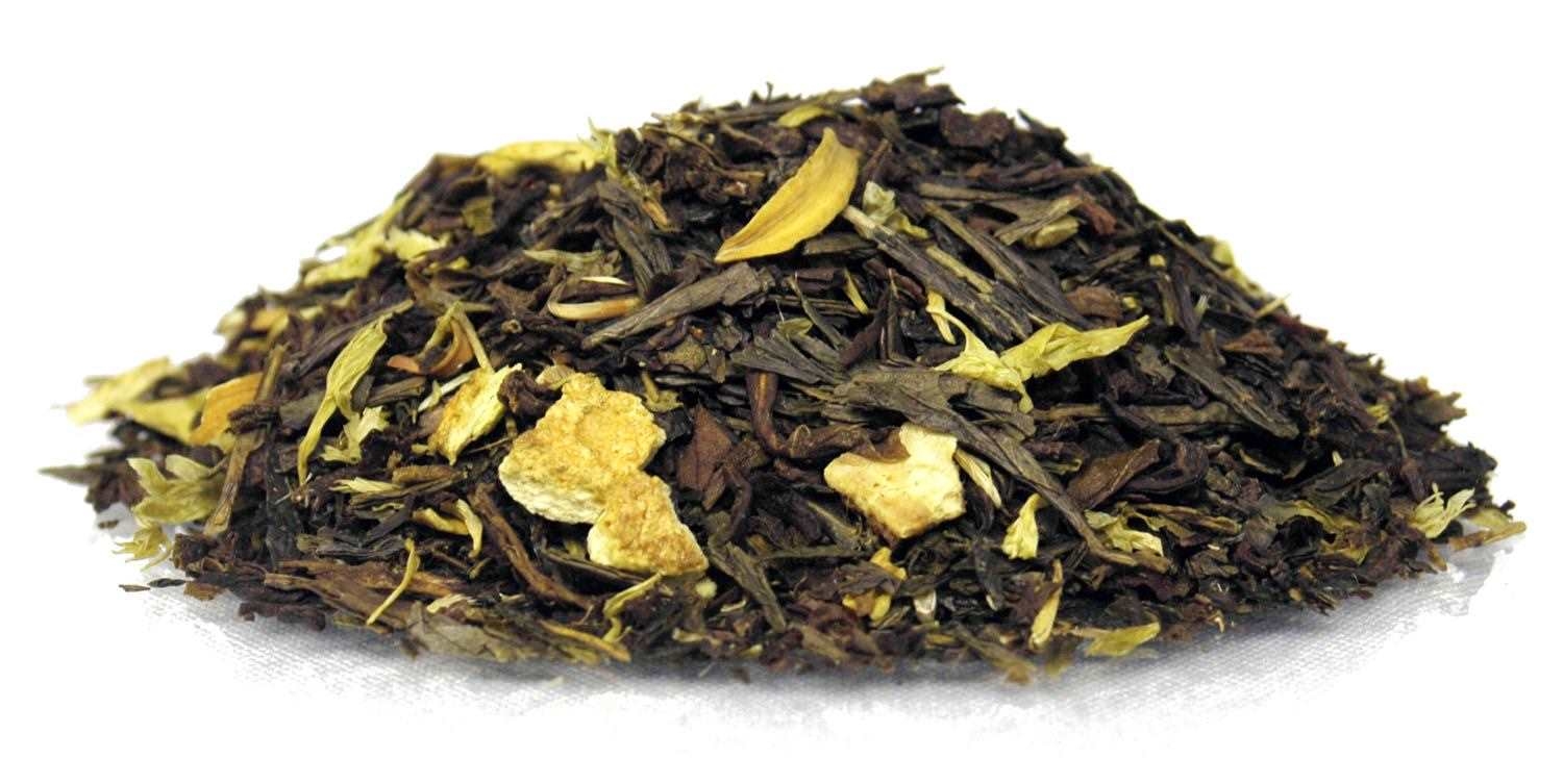 Haufen aromatisierter loser Tee mit Zitrusstücken, Grüner Tee, tee Mischung, Blätter, Kräutertee, Zitrusstücke