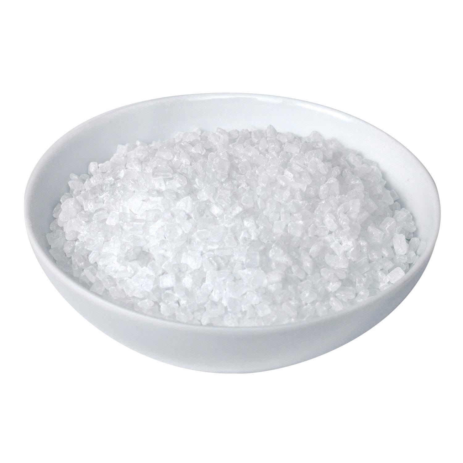 Weiße Schale gefüllt mit grobem Meersalz, Meersalz, Grobes Salz, Kristalle, Speisesalz, Nahrungsmittelzutat