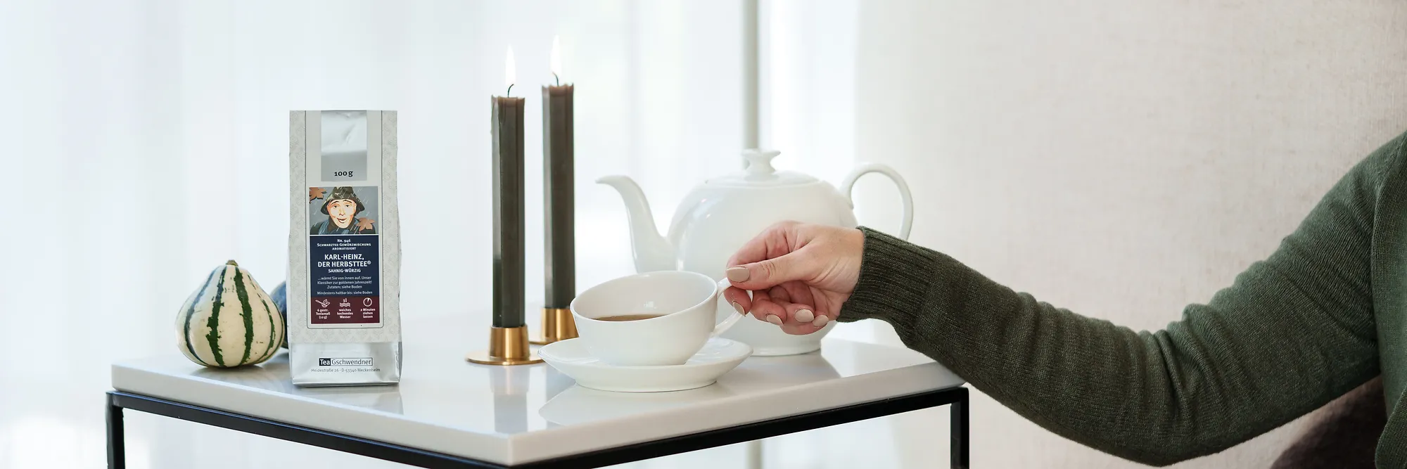 Schwarztee, Teepackung, weiße Teetasse, Porzellan, lose Teeblätter