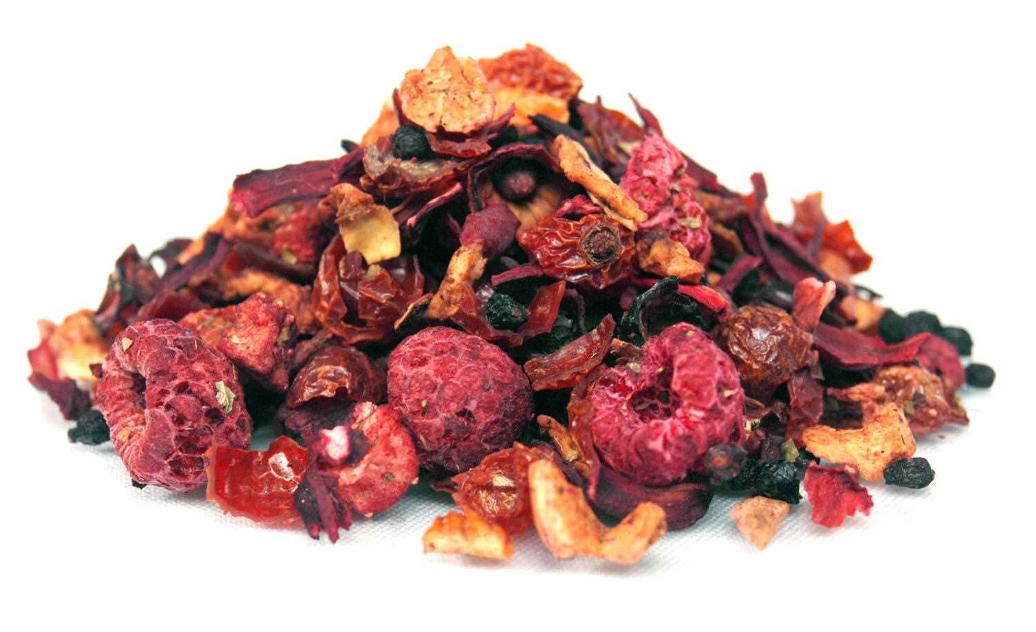 Nahaufnahme einer getrockneten Früchtetee Mischung, Früchtetee, Tee-Mischung, getrocknete Früchte, Himbeere, Hibiskus