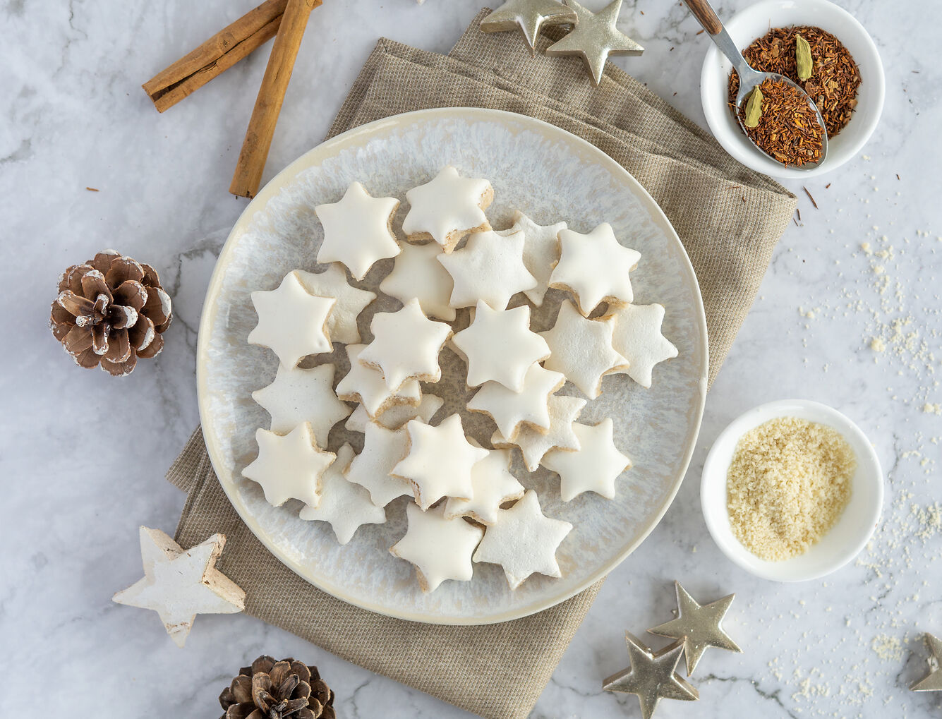 Zimtsterne, Weihnachtsgebäck, sternförmige Kekse, weiße Glasur, Zimtgebäck