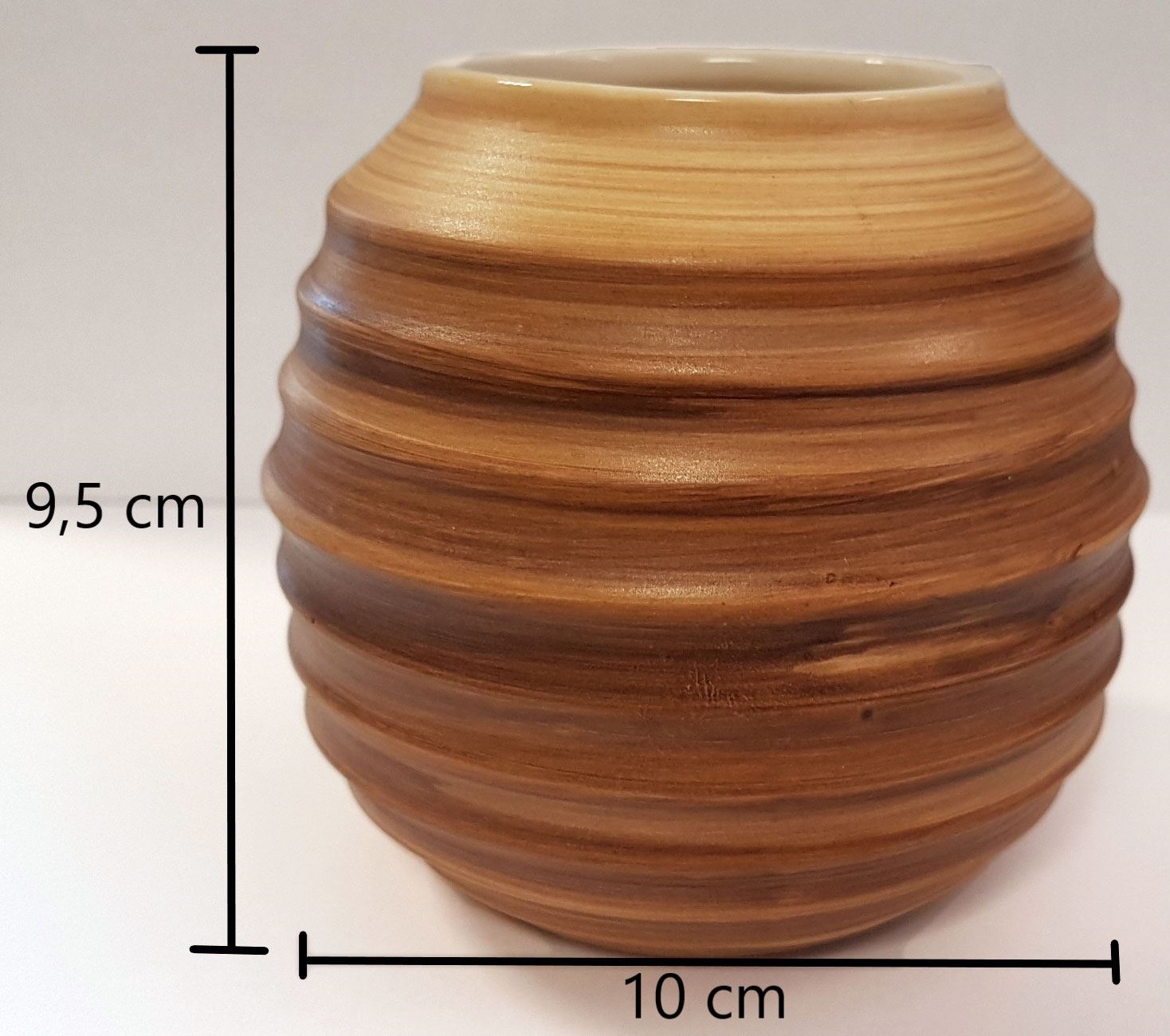 Runde braune Keramikvase mit Rillen 9,5 x 10 cm, Keramikvase, Holzoptik, gerippte Struktur, braune Glasur, handgemachte Vase