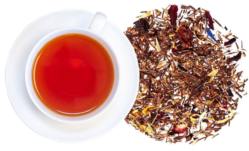 Weiße Tasse mit Rooibostee und loser Teemischung, tee, teetasse, loser blatt, orangen tee, krautige mischung