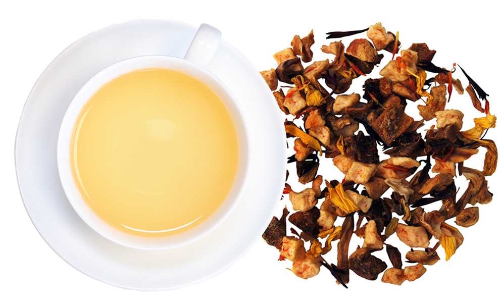 Weiße Tasse Früchtetee neben loser Teemischung, tee, tee-latte, tee-glas, kupfer-tee, teeset
