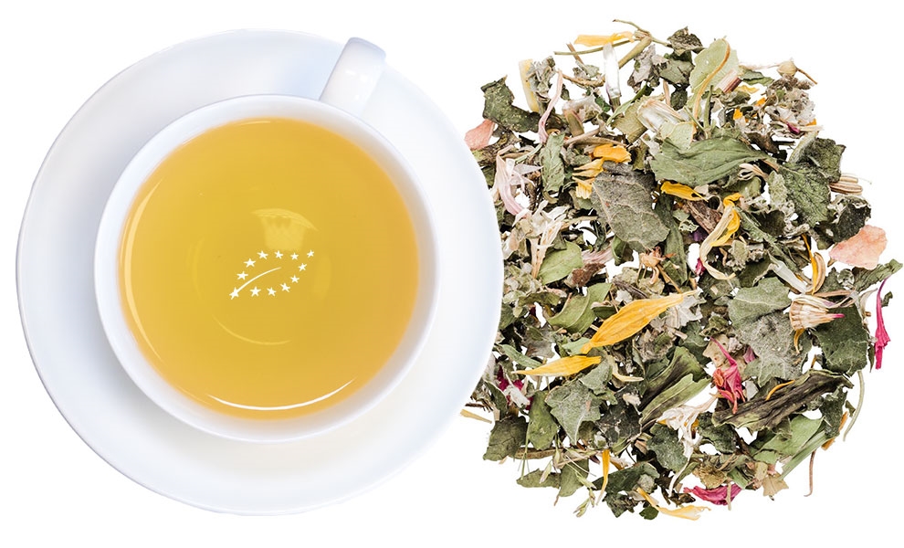 Weiße Tasse Kräutertee neben loser Kräutermischung, Kräutertee, Teesorte, lose Blätter, Kamillentee?, Kräuterblätter