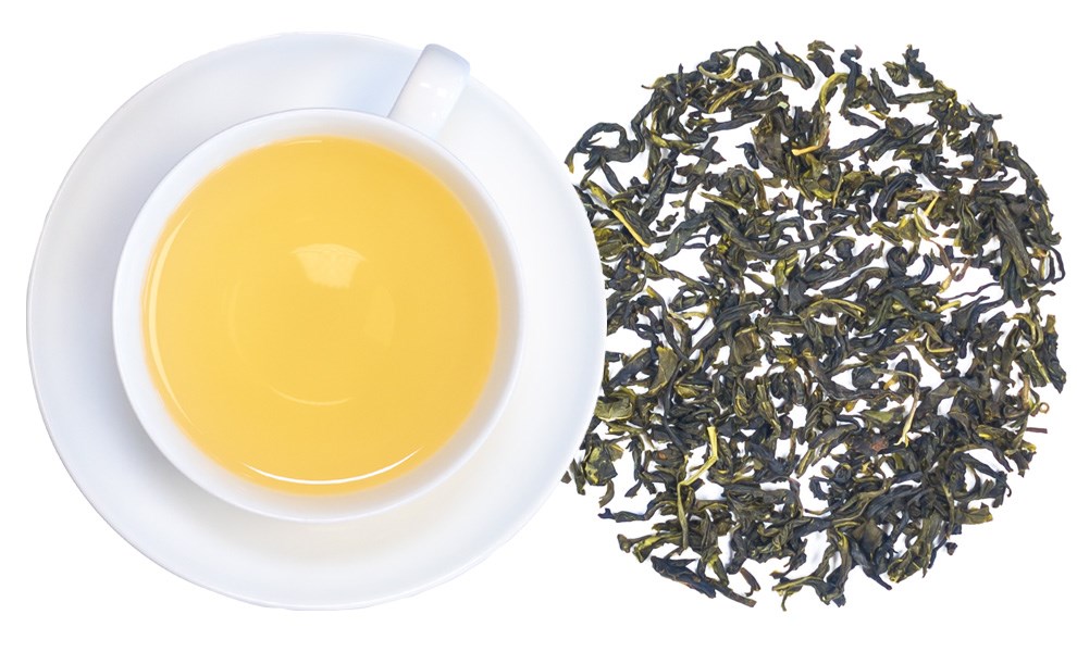 Tasse frisch aufgebrühter grüner Tee mit Blättern