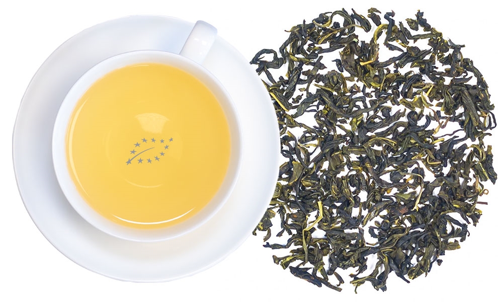 Tasse de thé vert fraîchement infusé avec feuilles