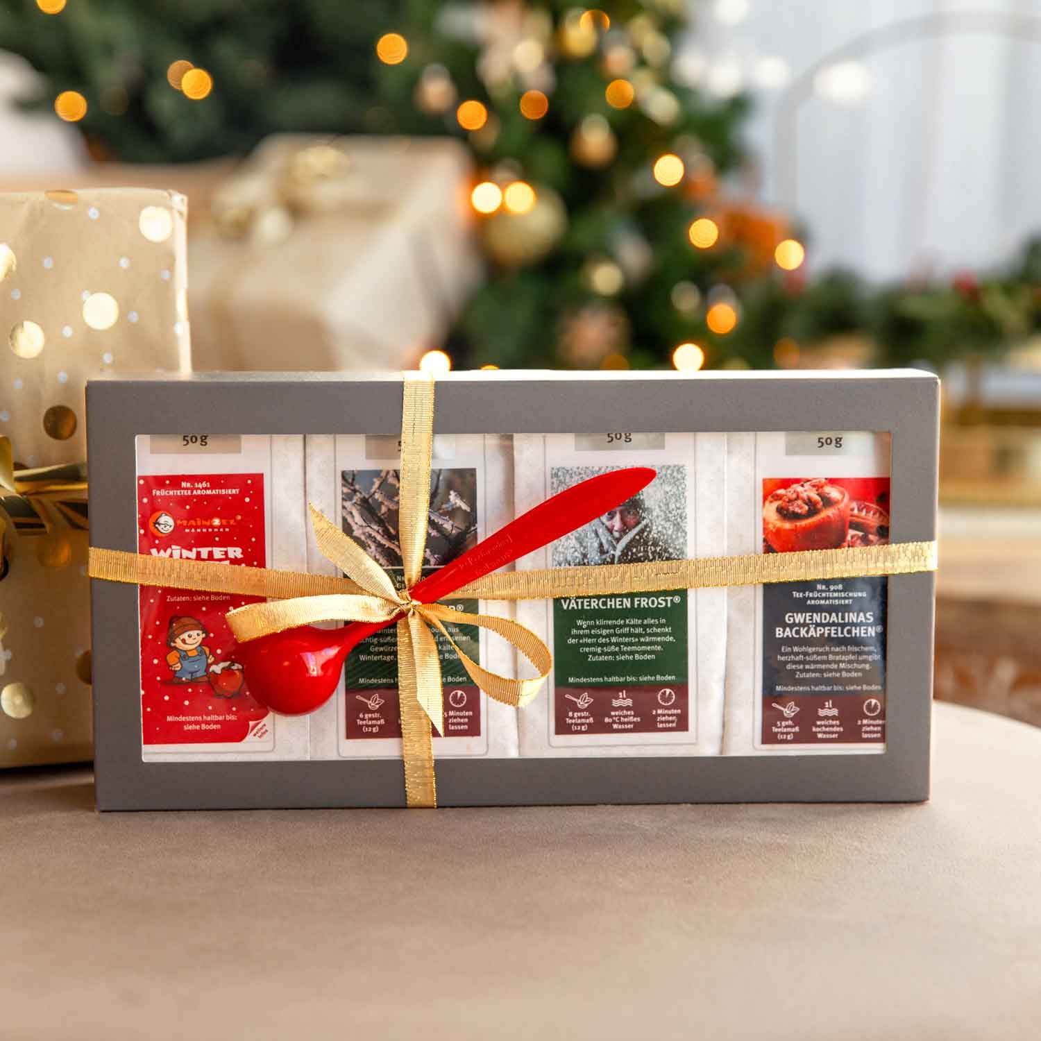 Geschenkset mit weihnachtlichen Tees und Löffel, Paket, Geschenkset, Keksrezepte, Winterdekoration, Roter Band