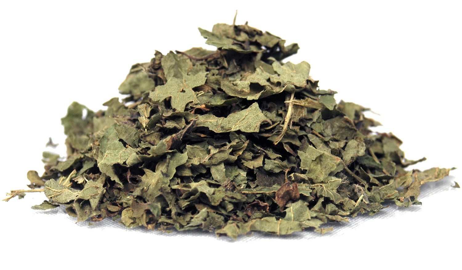 Gros plan sur des feuilles de ronce séchées en vrac, produit végétal naturel sur fond blanc