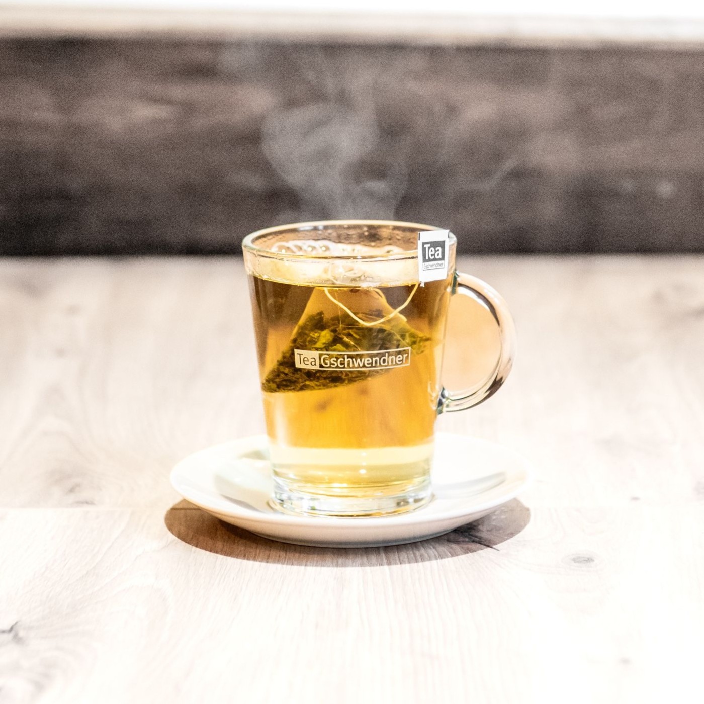 Dampfenede Tasse Kräutertee mit Teebeutel auf Untertasse