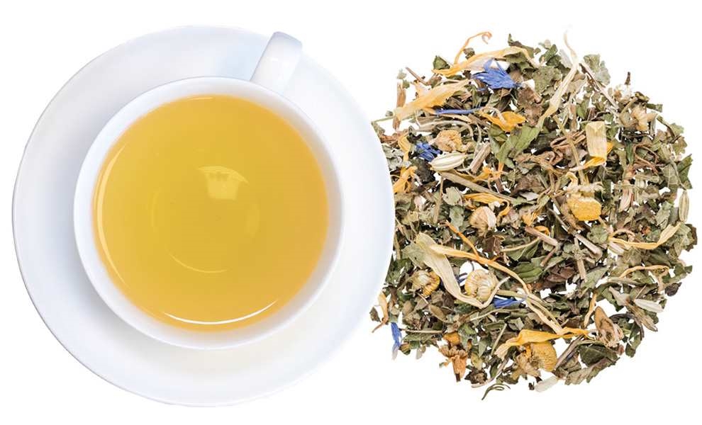 Weiße Tasse Kräutertee neben loser Kräutermischung, tee, tee-sets, Kräutertee, Kräutemischung, Kupferfarben