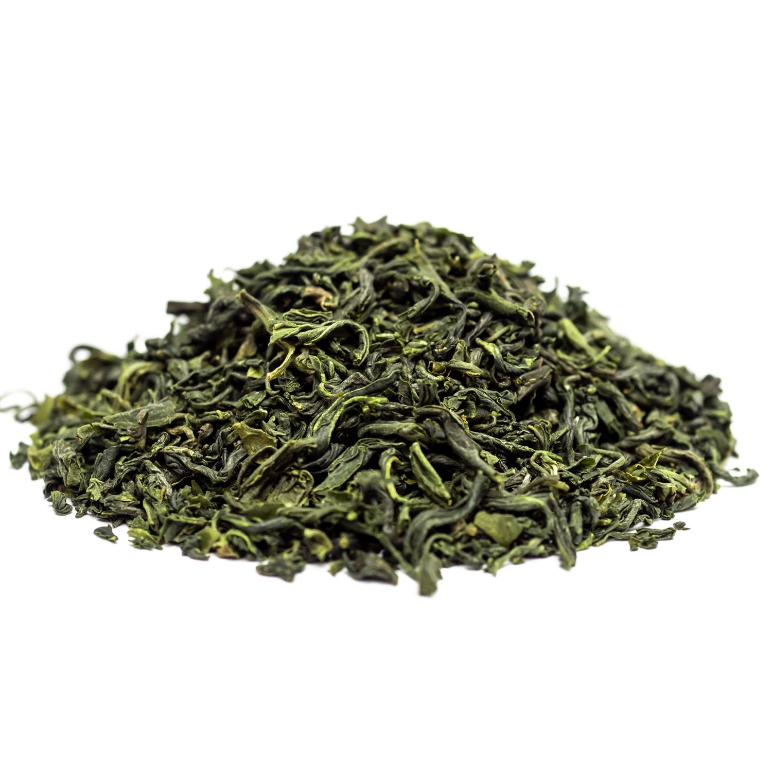 Haufen loser grüner Teeblätter auf Weiß, Tees, Grüner Tee, Lose Blätter, Schwarzgrün gemischt, Tea leaves