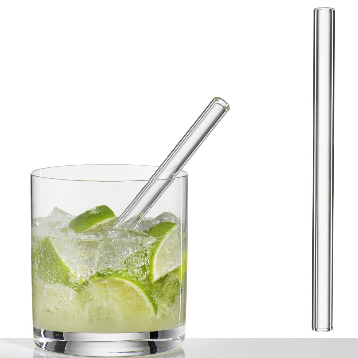 Transparenter Glas-Trinkhalm in einem Limetten-Cocktailglas, Glas, Strohhalm, Limettenschnitze, Cocktail, Eiswürfel