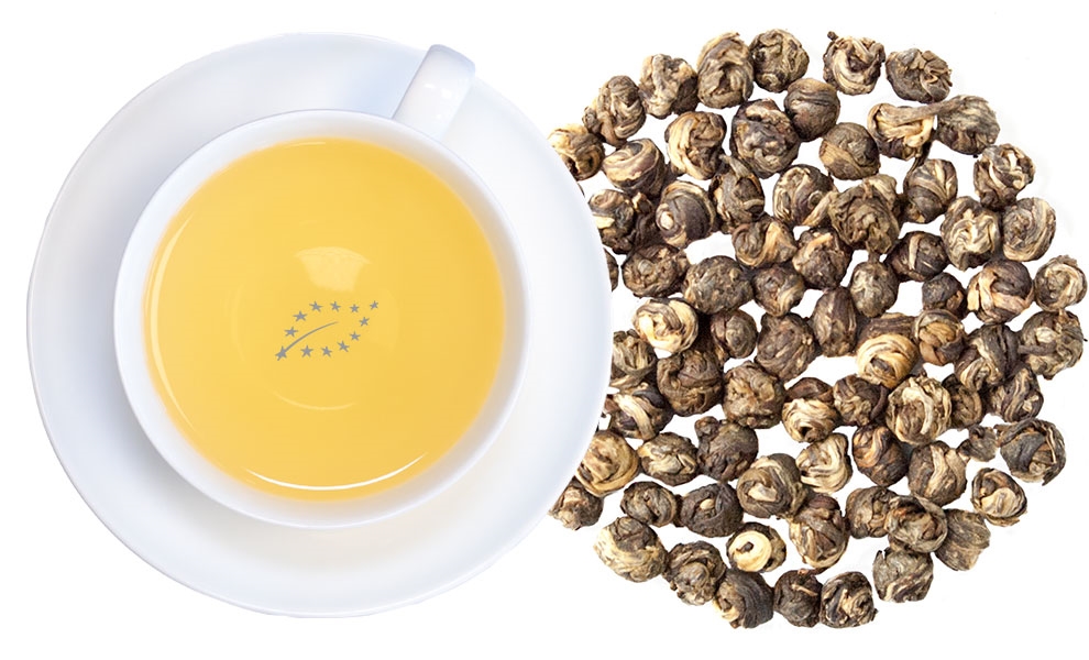 Tasse Jasmintee mit Jasmin-Perlen daneben, tee, tee