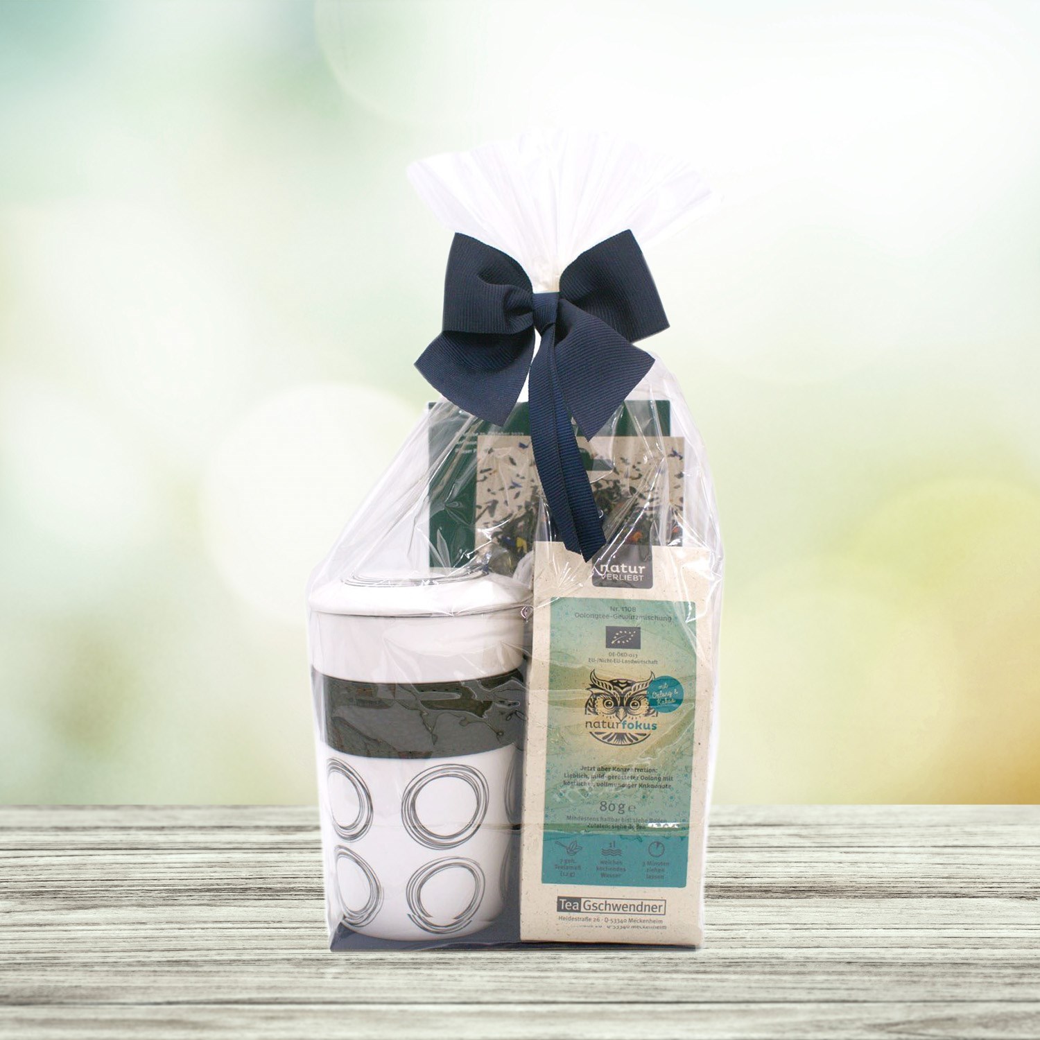 Geschenkset mit Teetasse, Bio-Tee und Schleife