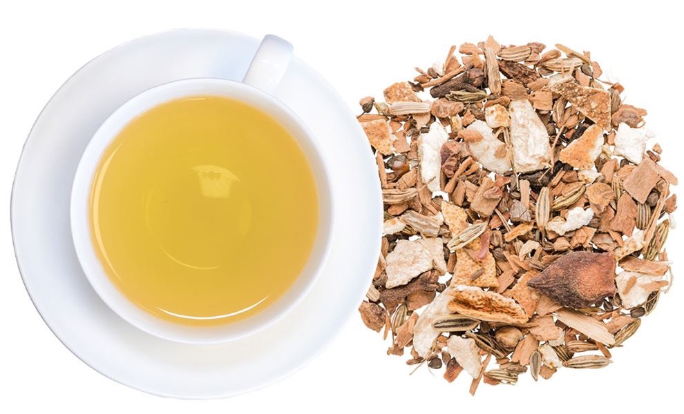 Weiße Tasse Kräutertee neben losen Gewürzen, Kräutertee, Tee, Kräutertee-Mischung, Tee-Aufguss, Kaffeetasse