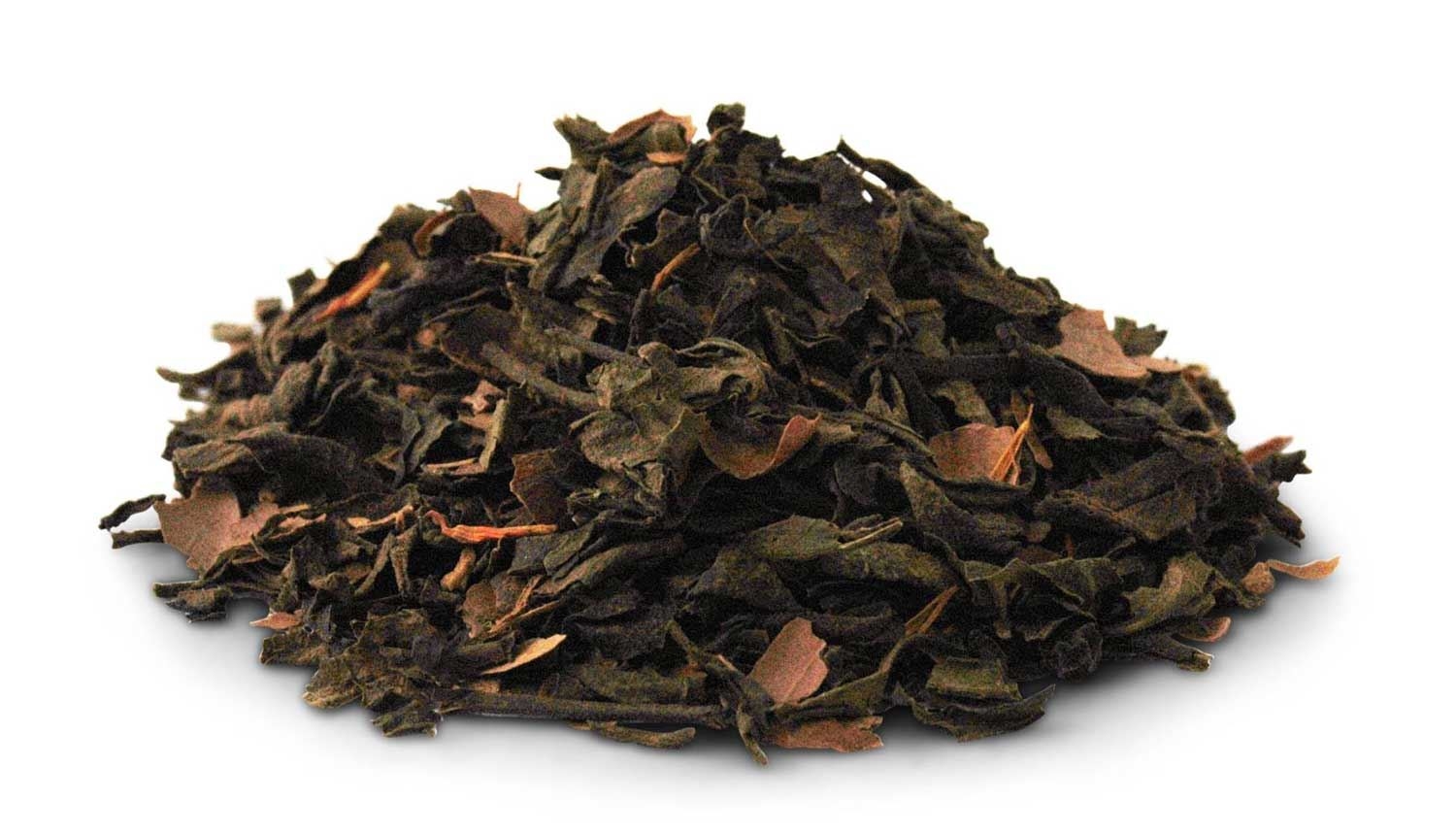 Haufen loser Schwarzteeblätter, Nahaufnahme, Chai-Teeblatt, zerrissenes Teeblatt, getrockneter Tee, Blätter-Mix, Tee-Gewürz