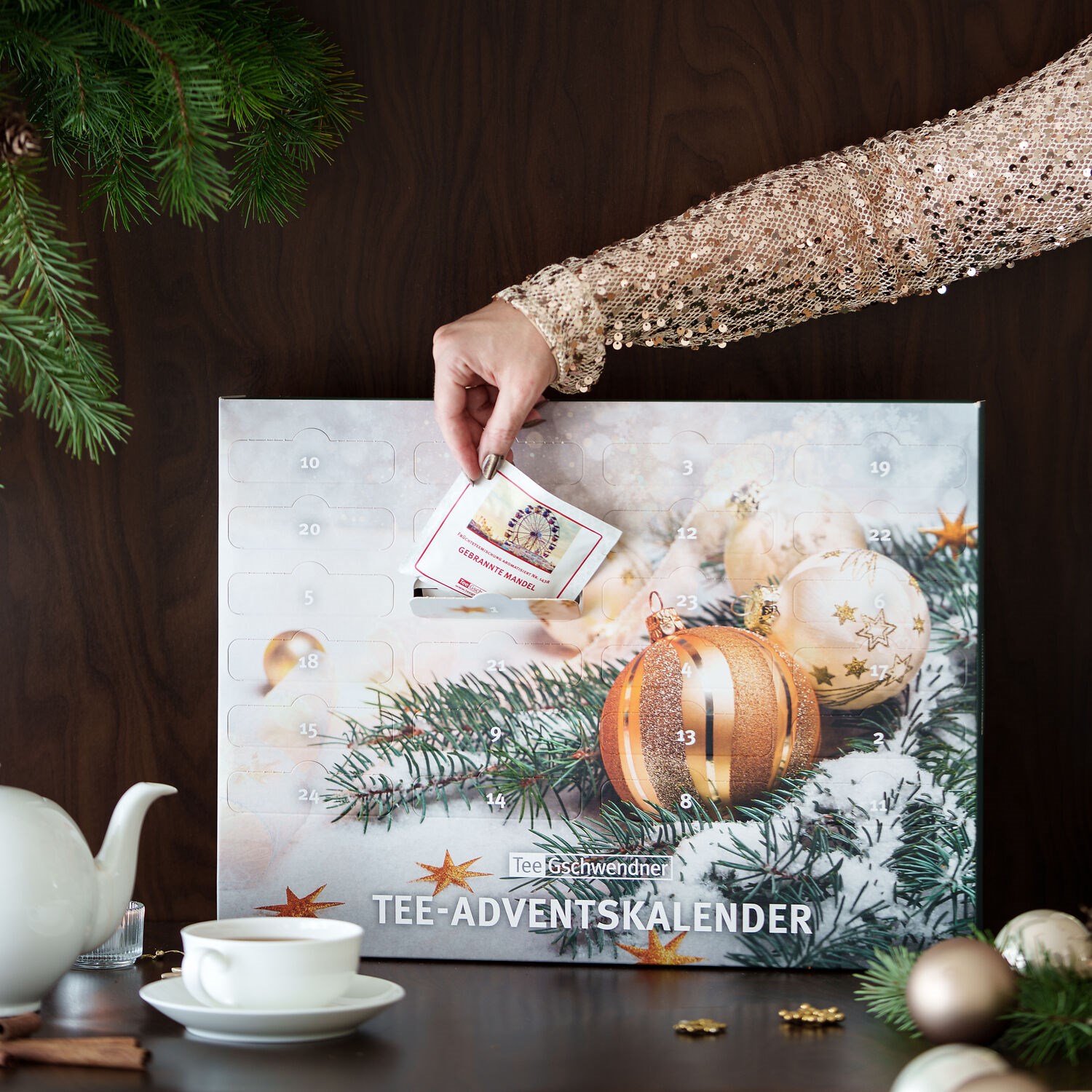 tee-adventskalender, adventskalender, weihnachtsdeko, baumkugeln, zweigedeckter tisch