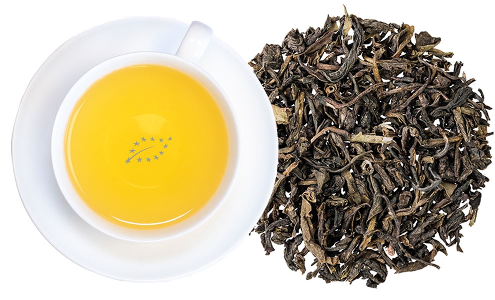 Weiße Tasse grüner Tee neben losen Teeblättern, tee, schwarztee, teeblätter, lose Blätter, tasse