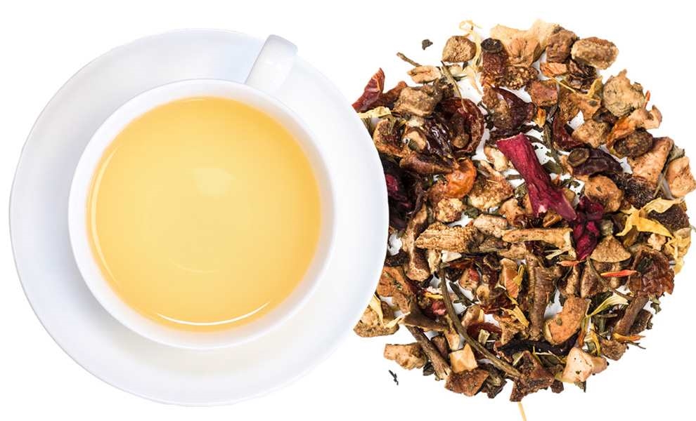 Weiße Teetasse mit aufgebrühtem Früchtetee und Teemischung, tee, teetasse, kräutertee, lose teebeutel, aufguss