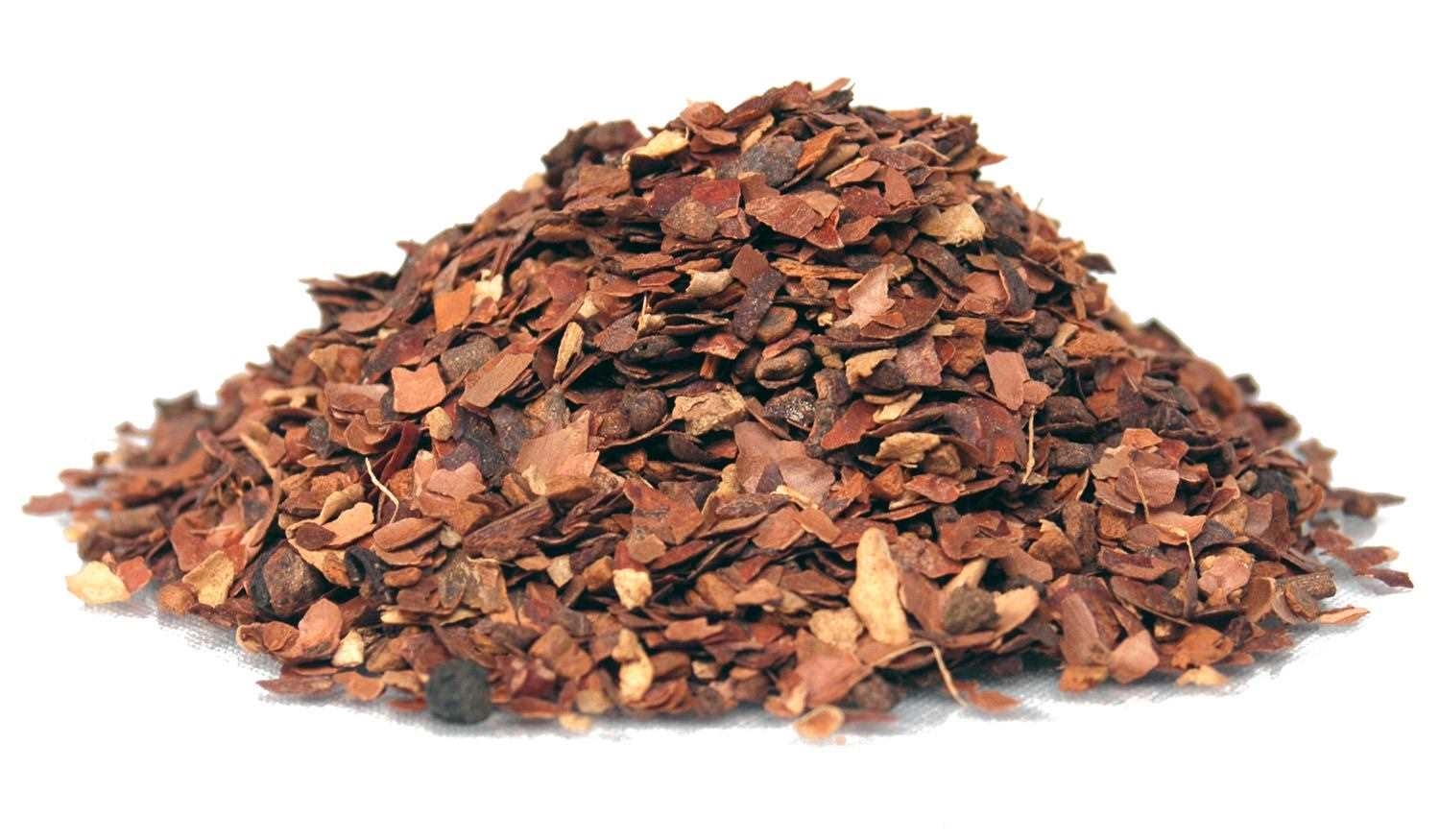 Haufen getrockneter Chili-Flocken, Schokoflocken, Kakaoflocken, Zerstoßene Schokolade, Brauner Streu, Backzutat