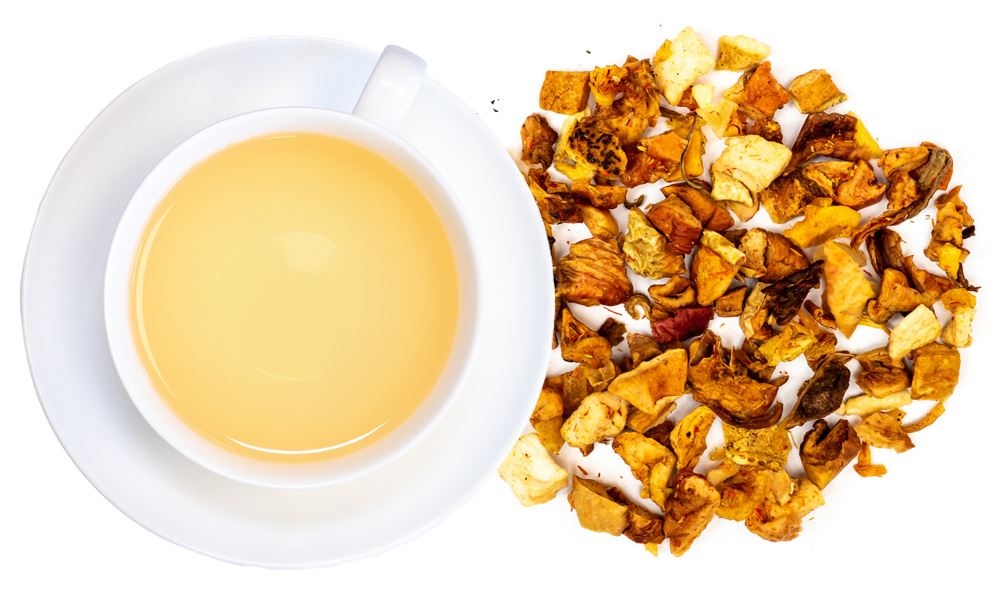 Weiße Tasse Früchtetee neben Apfelstücken, tee, tasse, lemon, fruchtchips, heißgetränk