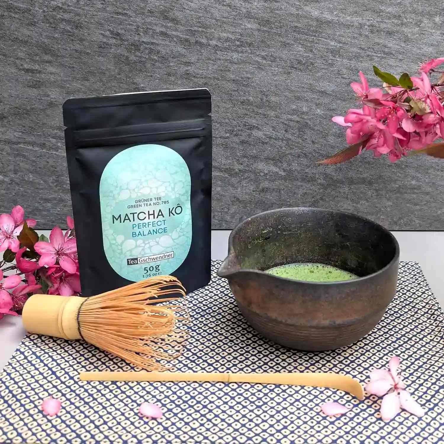 Japan Matcha Kô "Perfect Balance" in black pouch with matcha bowl, green tea and bamboo whisk – balanced Japanese matcha for pure enjoyment, lattes and desserts.