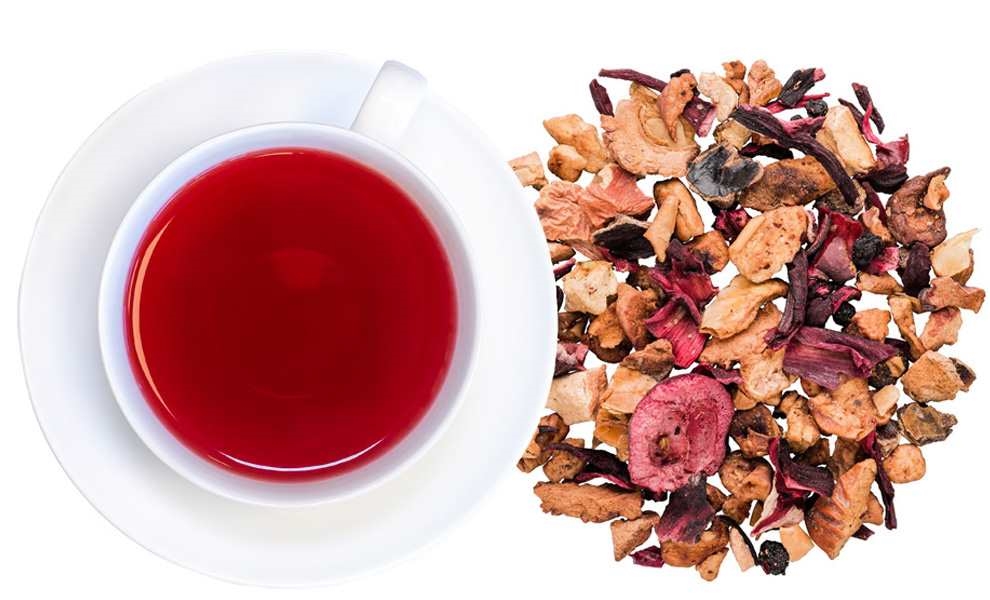 Weiße Tasse mit rotem Früchtetee und loser Mischung, Tee, Kräutertee, Rosenholz?, Getränk, Tarbeh?
