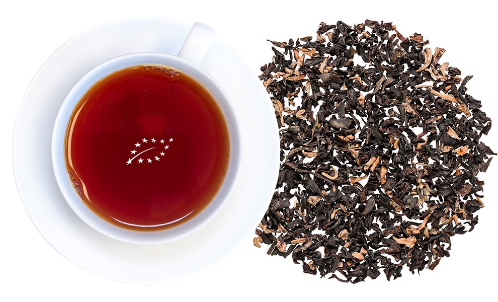 Weiße Tasse schwarzen Tees neben losen Teeblättern, tee, tee_blatt, schwarztee, losertee, pflanze_bild