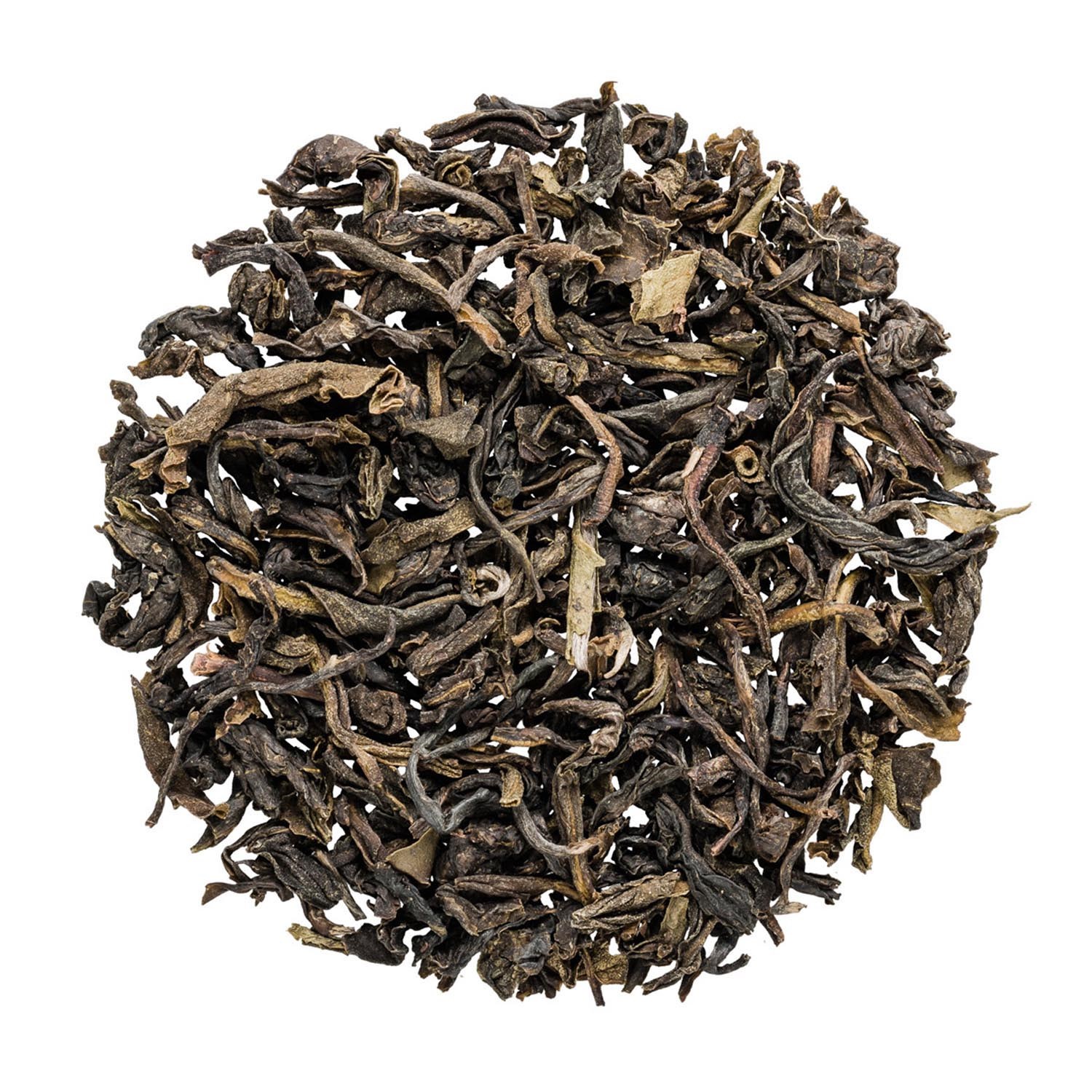 Nahaufnahme von losem schwarzen Tee auf Weiß, Teeblätter, Schwarzer Tee,  loseblatt,  Tee-Bällchen?,  dunkel