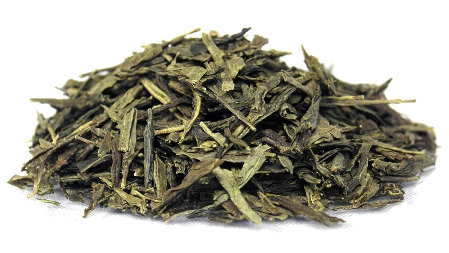 Haufen loser grüner Tee Sencha Blätter, Teeblättchen, Grüner Tee, lose Blätter, Teezubereitung, Blätter