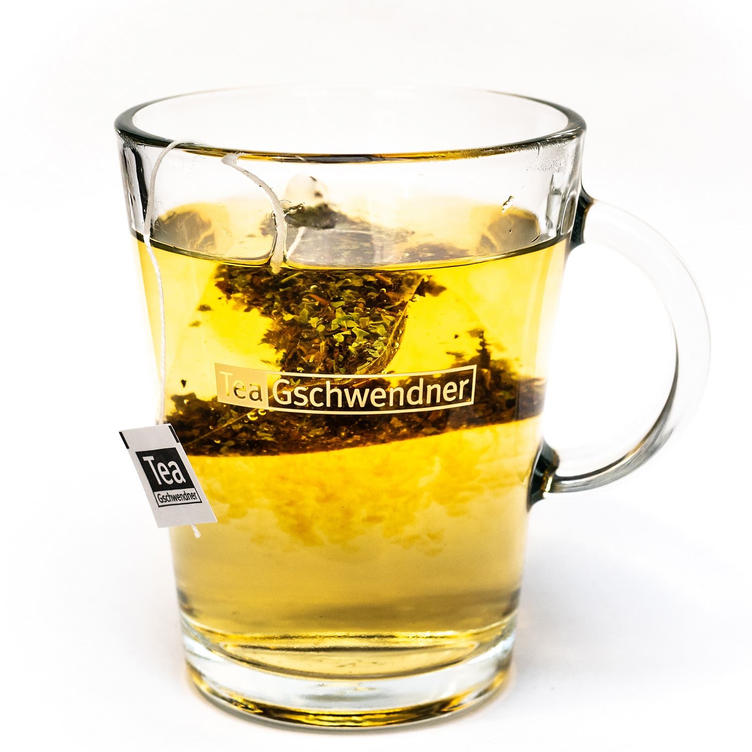 Klarer Glasbecher mit frisch aufgebrühtem Tee, tee, tee-zubehör, teeblätter, glasbecher, getrocknete blätter