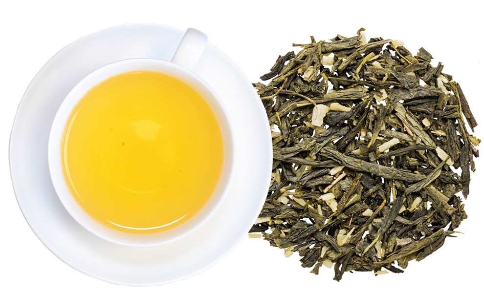 Weiße Tasse grüner Tee neben losen Teeblättern, Grüner Tee, Tee-Blätter, Tee-Set, Teekanne, gelblicher Aufguss