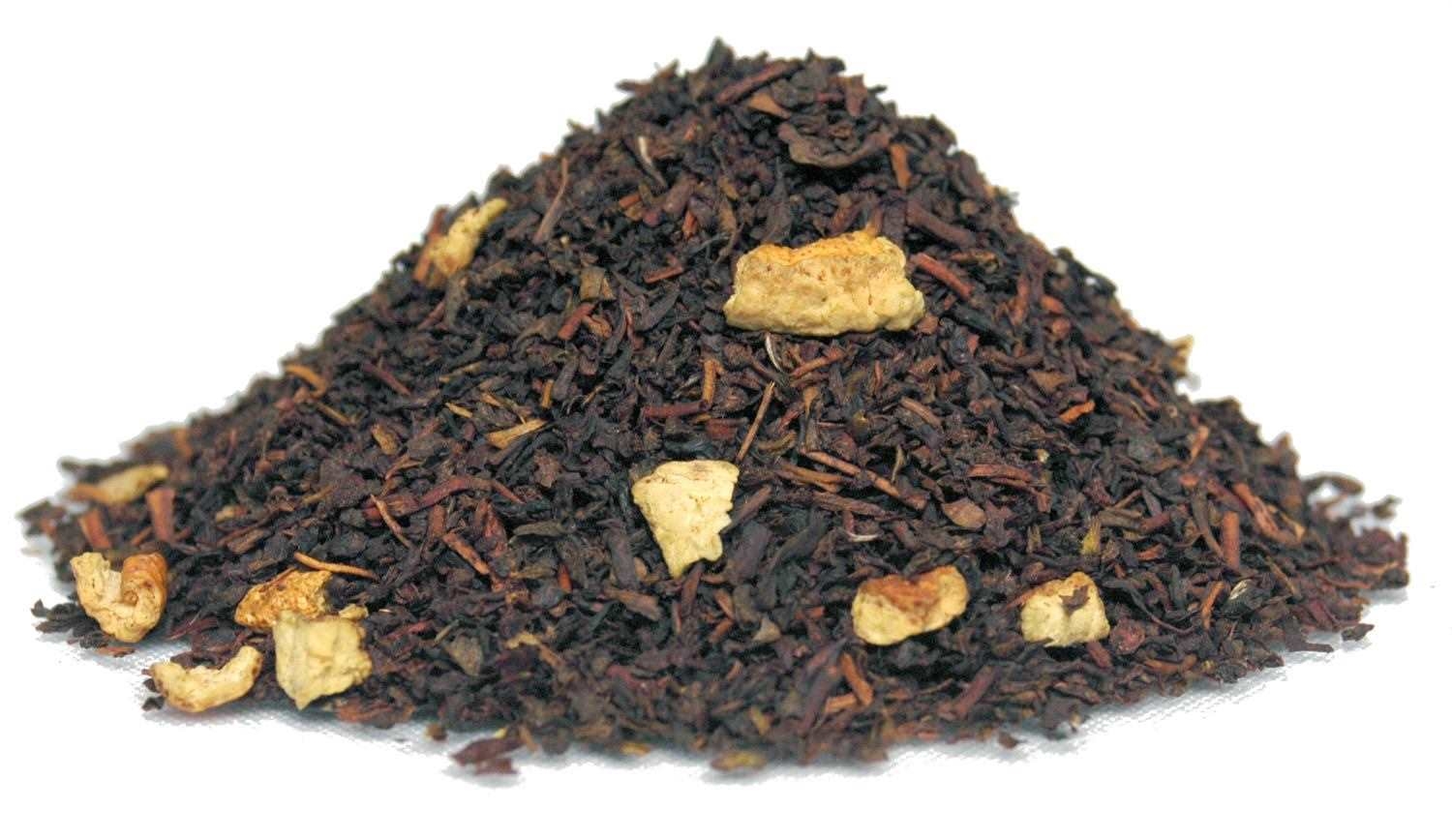 Haufen loser schwarzer Tee mit Orangenstücken, Schwarztee, Rooibos, Getrocknete Fruchtstücke, Teeblätter, Pile