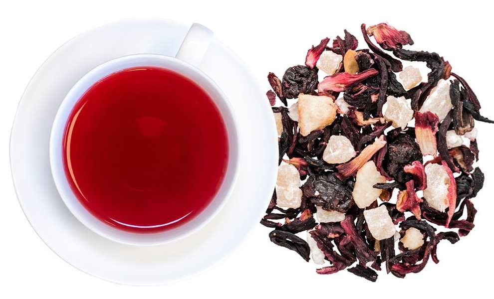 Weiße Tasse mit rotem Früchtetee und loser Teemischung, Hibiskus-Tee, Rosenhippe, Kräutertee, Blütentee, Tee-Zubereitung