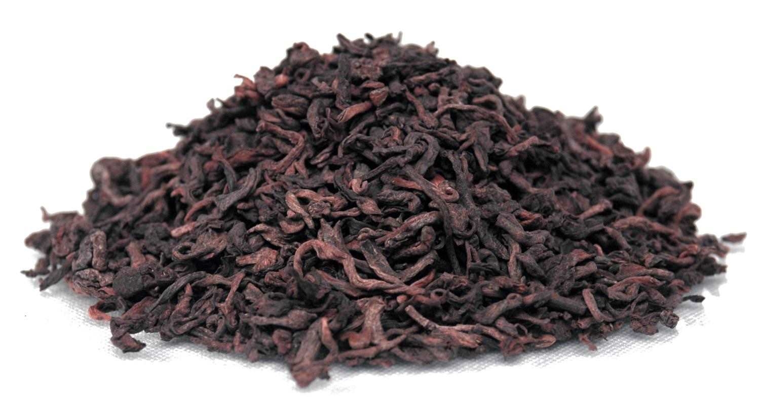 Haufen loser fermentierter Pu-Erh-Tee, Kräutertee, Hibiskus, Rote Beeren, Lose Blätter, Tee-Szene