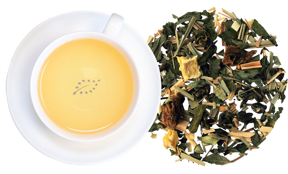 Helle Tasse Kräutertee neben losem Tee, tee, Kräutertee, Teeblätter, Teebeutel, Infusion