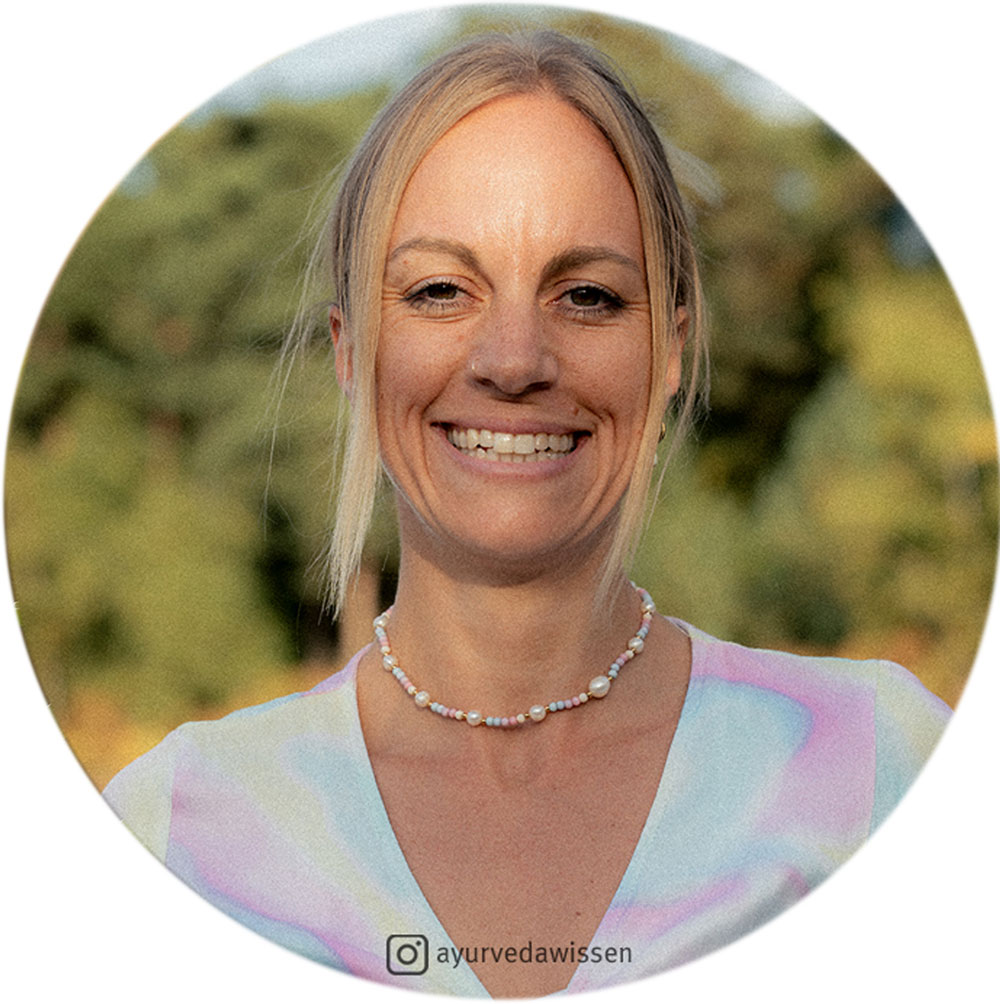 Porträt einer lächelnden Frau im Freien