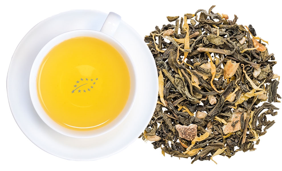 Weiße Tasse grüner Tee neben losen Teeblättern, tee, grüner tee, lose-blätter, tasse, aufgegossener tee