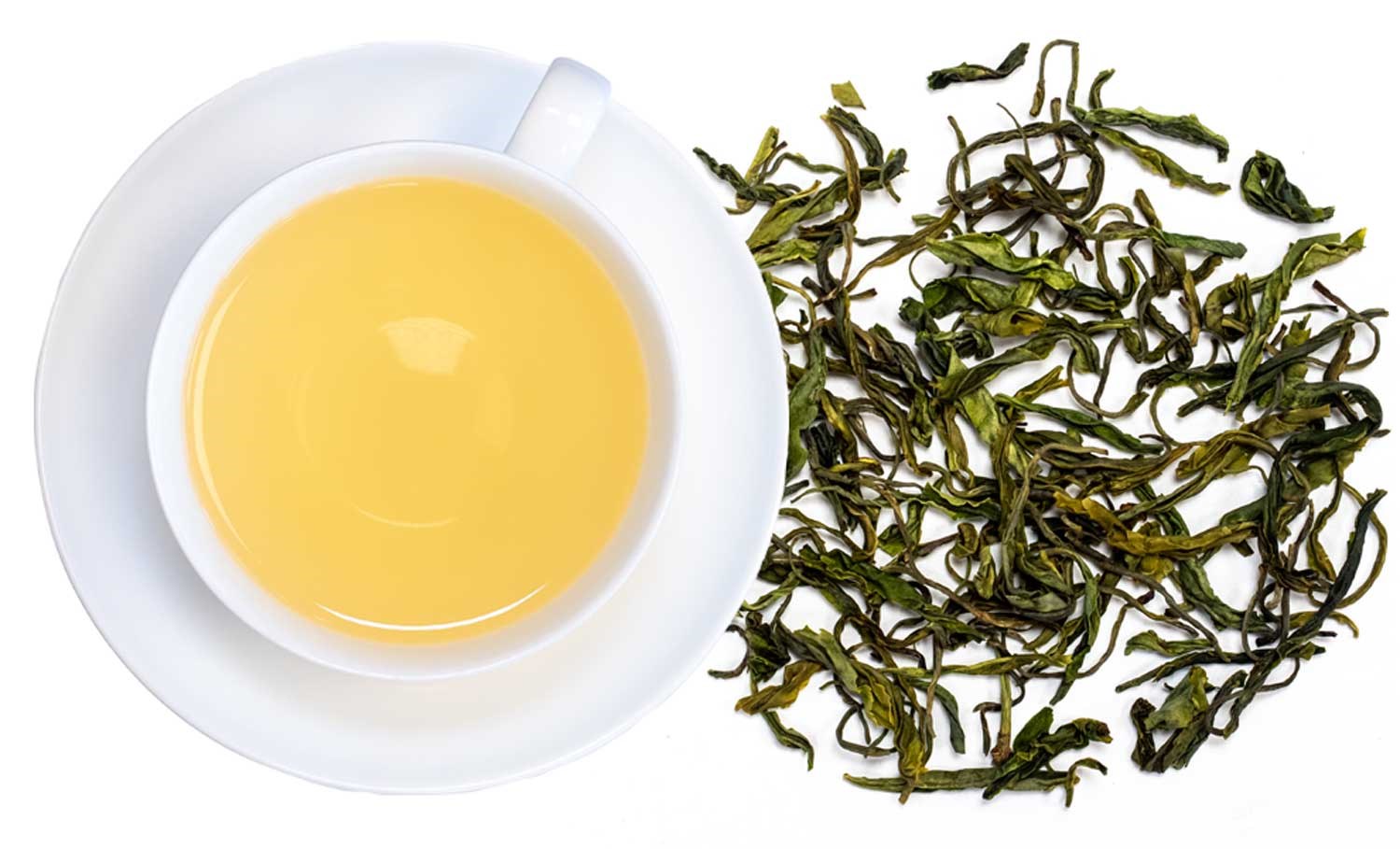 Weiße Teetasse mit aufgebrühtem grünem Tee