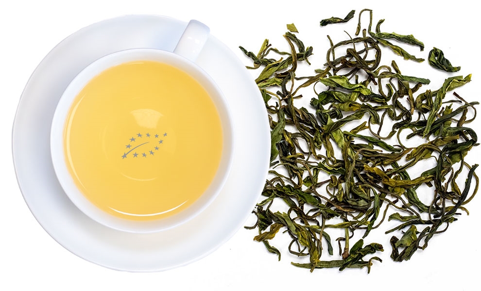 Weiße Teetasse mit aufgebrühtem grünem Tee, tee, grüner tee, loseblätter, tasse, gelber tee