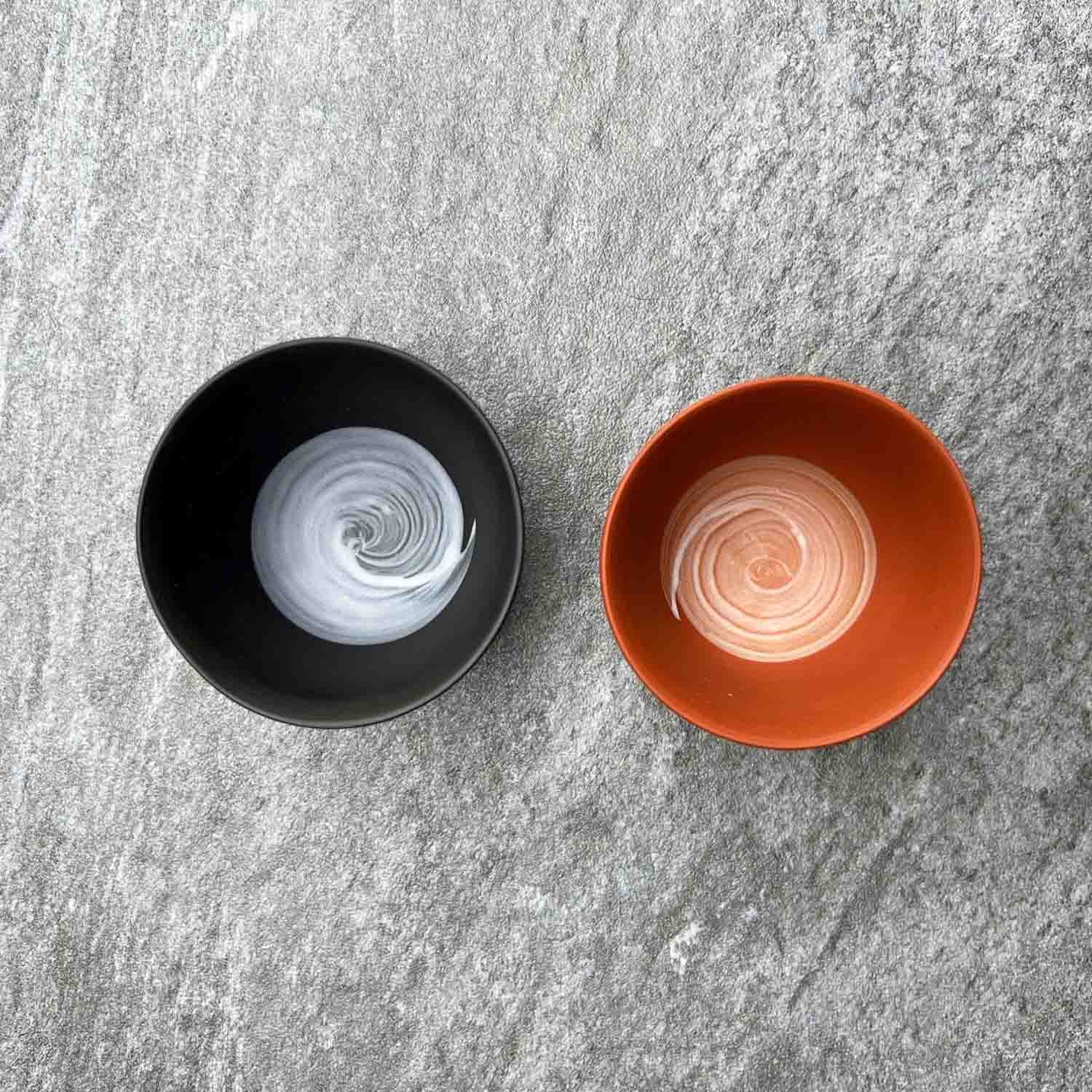 Obenansicht zweier Keramikschalen mit Wirbelmuster, Schüssel, Teller, Keramik, Spiralendesign, zweifarbig
